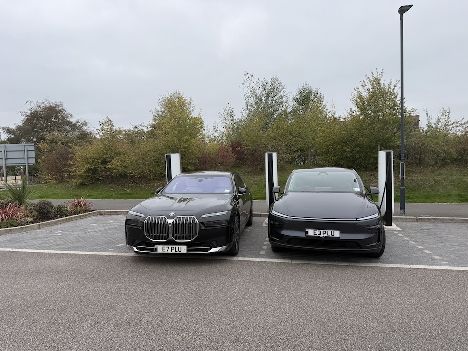 Efficiency in Motion: Plus Chauffeurs' i7 and Tesla Y Recharge en Route
